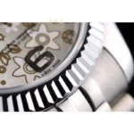 Dieses Damenmodell Besticht Durch Ein 33-Mm-Gehäuse Mit Violetten Diamanten Und Einem Kautschukarmband. Es Kombiniert Ein Schwarzes Zifferblatt Mit Lila Akzenten Und Bietet Ein Sportlich-Schickes Design. (Uhren-Store.com) Dieses Damenmodell besticht durch ein 33-mm-Gehäuse mit violetten Diamanten und einem Kautschukarmband. Es kombiniert ein schwarzes Zifferblatt mit lila Akzenten und bietet ein sportlich-schickes Design. (uhren-store.com)