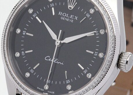 Dieses Modell zeichnet sich durch ein schwarzes Zifferblatt und ein Edelstahlarmband aus. Es kombiniert das klassische Design der Navitimer-Reihe mit modernen Funktionen und ist ein Meisterwerk der Uhrmacherkunst. (uhren-store.com)