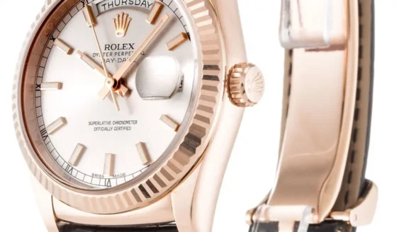 Dieses Modell Ist Mit Einem Hochwertigen 7750 Eta Automatikwerk Ausgestattet Und Verfügt Über Ein 43-Mm-Edelstahlgehäuse. Das Schwarze Zifferblatt Und Das Lederarmband Verleihen Der Uhr Ein Klassisches Aussehen. (Watchcopy.in) Dieses Modell ist mit einem hochwertigen 7750 ETA Automatikwerk ausgestattet und verfügt über ein 43-mm-Edelstahlgehäuse. Das schwarze Zifferblatt und das Lederarmband verleihen der Uhr ein klassisches Aussehen. (watchcopy.in)